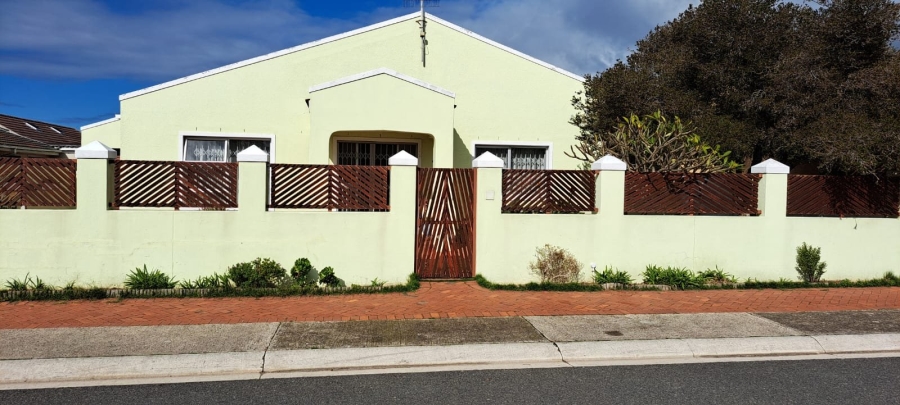 3 Bedroom Property for Sale in Strandfontein Village Western Cape